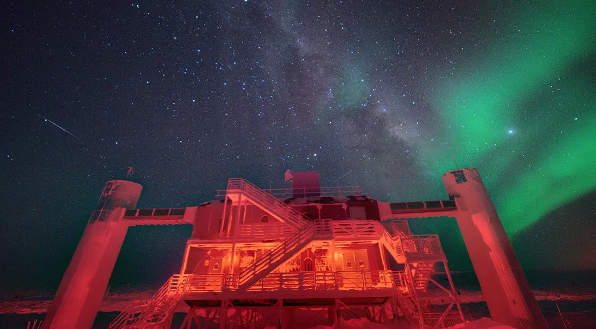 The IceCube Neutrino Observatory at night. Credit: John Hardin, CC-BY4.0